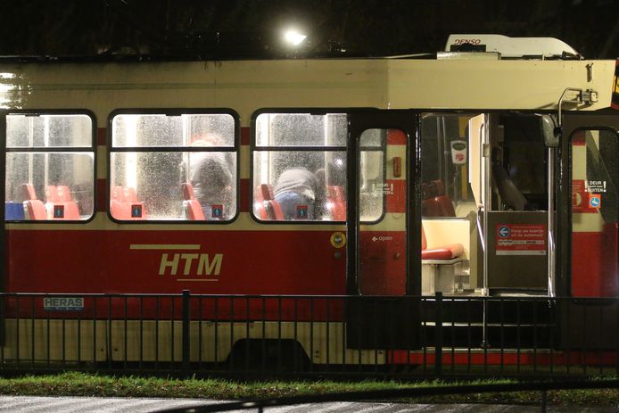 De stilgevallen tram werd grondig doorzocht