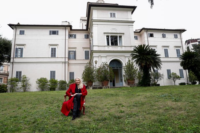 Weduwe Rita Jenrette voor de Villa Aurora in Rome. Het huis wordt geveild voor een verwachte prijs van 417 miljoen euro.