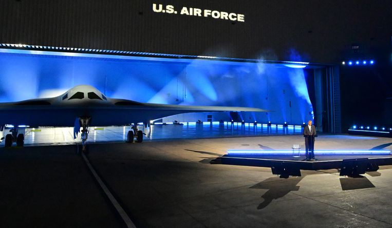 De B-21 bommenwerper wordt getoond in een hangar in het Californische Palmdale. Beeld AFP
