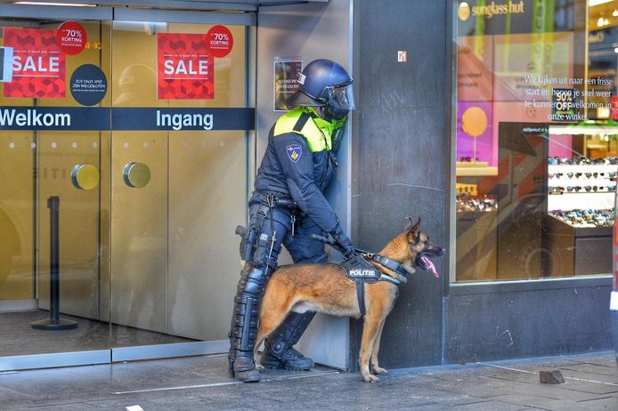 ME'er staat met hond paraat.