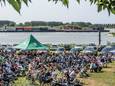 Openluchtviering met Pinksteren van de Hervormde Gemeente in Ochten, de toehoorders zitten op tuinstoelen en klapstoeltjes in het zonnetje.
