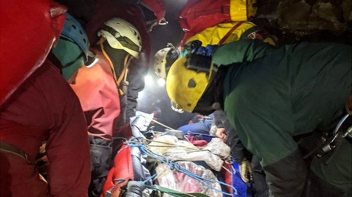 Reddingswerkers bevrijden een speleoloog uit een grot in Wales na 54 uur.