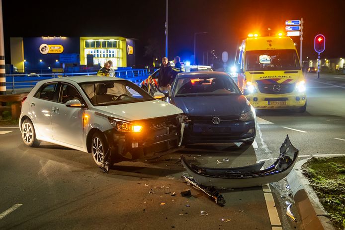 Een automobiliste is woensdagavond rond 21:50 uur gewond geraakt bij een botsing tussen twee auto's op de Julianasingel in Oss.