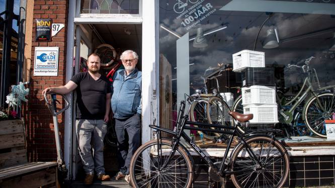 Aan de buitenkant is niet te zien dat fietsen uit deze winkel in Almelo de hele wereld overgaan