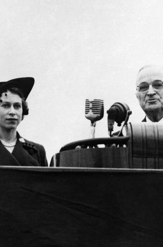 Van dansen met Ford tot grappen met Biden: Queen Elizabeth ontmoette al 13 Amerikaanse presidenten