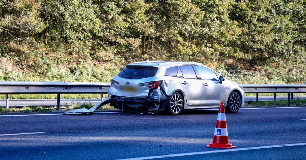 Ongeluk met onopvallende politiewagen, lange files lossen op.