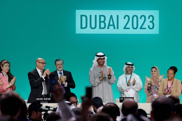 COP28-voorzitter Sultan Ahmed Al-Jaber applaudisseert na het akkoord.