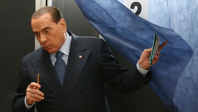Silvio Berlusconi verlaat zijn stemhokje Beeld AP