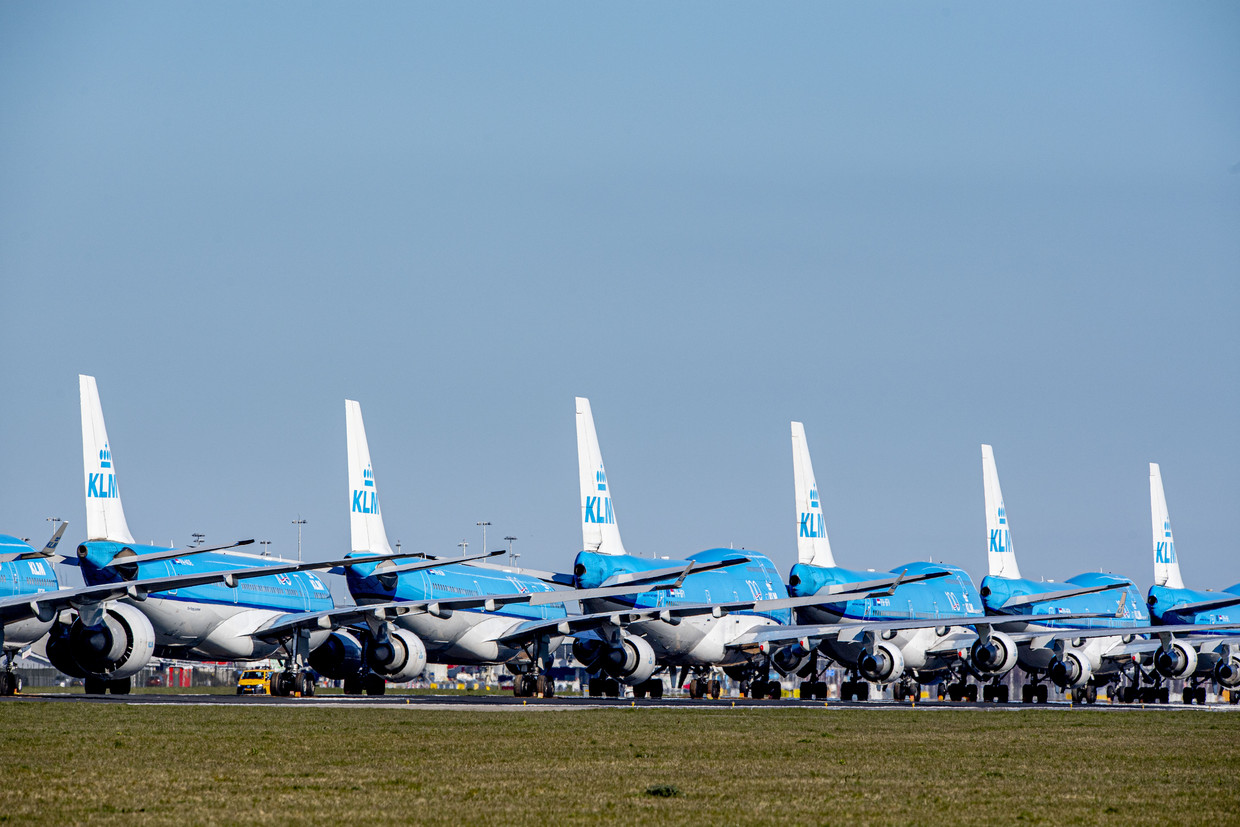 KLM-vliegtuigen staan aan de grond op Schiphol. 
