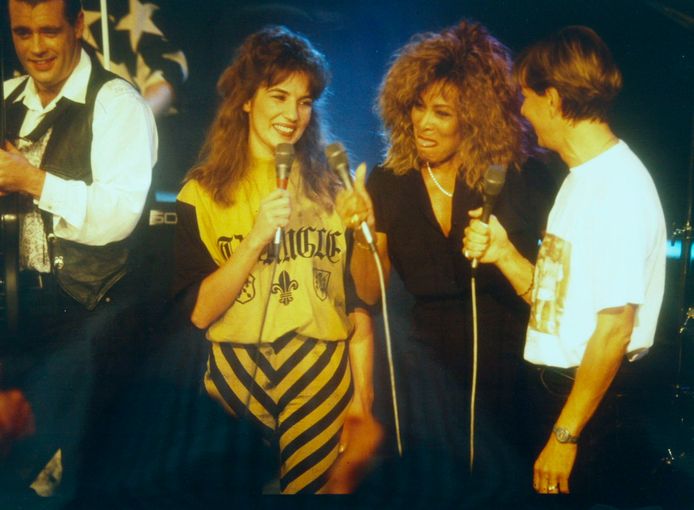 Tina Turner in 1989 tijdens een opname van 'Tien om te Zien'. Hier op het podium met Bea Van der Maat een Willy Sommers.
