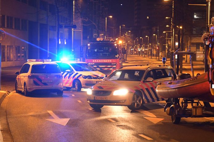 Brandweerlieden zochten in Eindhoven naar een te water geraakte man.
