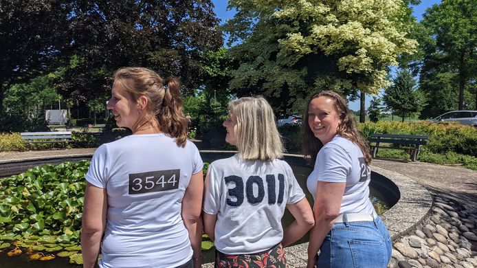 De actievoerende huisartsen dragen een T-shirt met daarop het aantal patiënten dat ze hebben. De landelijke norm ligt op 2095.