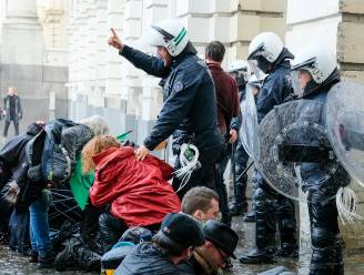 Politie pakt 113 klimaatactivisten Extinction Rebellion op, waterkanon ingezet om Koningsplein vrij te maken