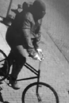 Vadsige juwelendief op aparte fiets maakt in drie minuten tijd bijna twee ton buit bij juwelier in Lelystad