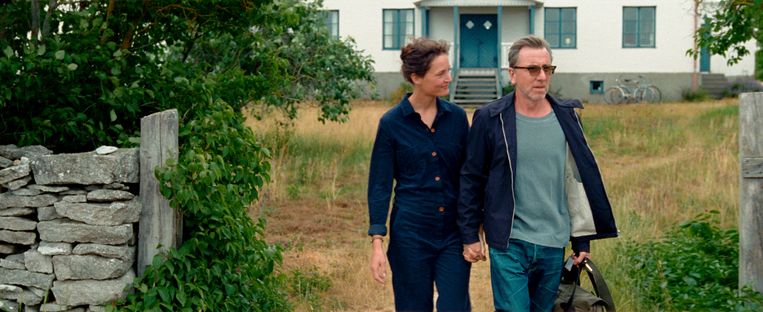 De filmmakers Chris (Vicky Krieps) en Tony (Tim Roth) in ‘Bergman Island’. Beeld 