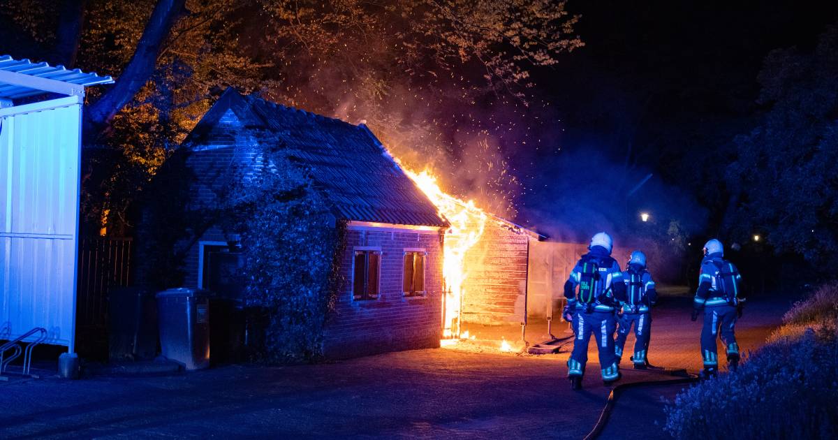 Brand bij kerk in Colmschate: schuur deels gesloopt | Deventer