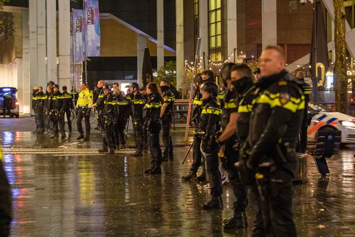 Er is veel politie in het centrum van Rotterdam.