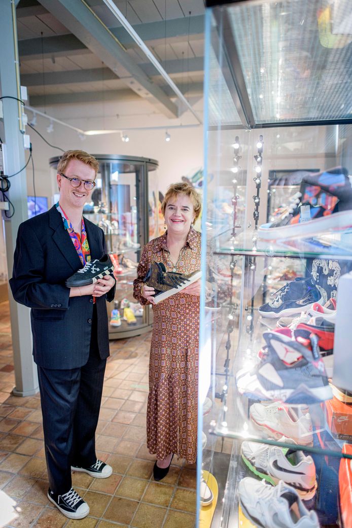 Sigrid Ivo (directeur) en curator Derek Westervelt bij de sneakers. Zij doen nu een nieuwe oproep.