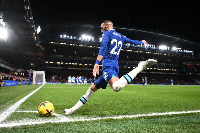 Hakim Ziyech staat op het punt een corner te versturen tijdens Chelsea-Manchester City op 5 januari. Beeld Getty Images
