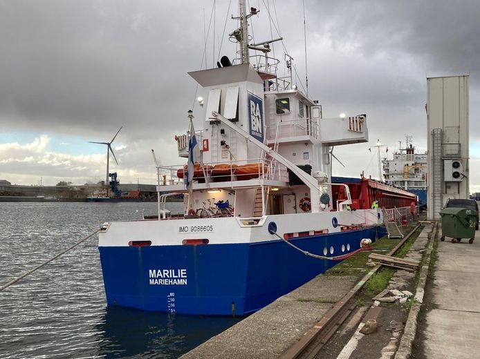 De MV Marilie, het onder Finse vlag varende charterschip dat bijna wekelijks sinaasappelsap gaat vervoeren van Gent naar het Britse Portland.