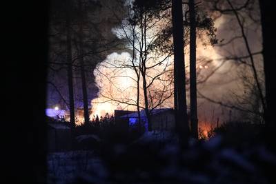 Chalet brandt volledig uit op vakantiepark Arnhem, drie mensen naar ziekenhuis
