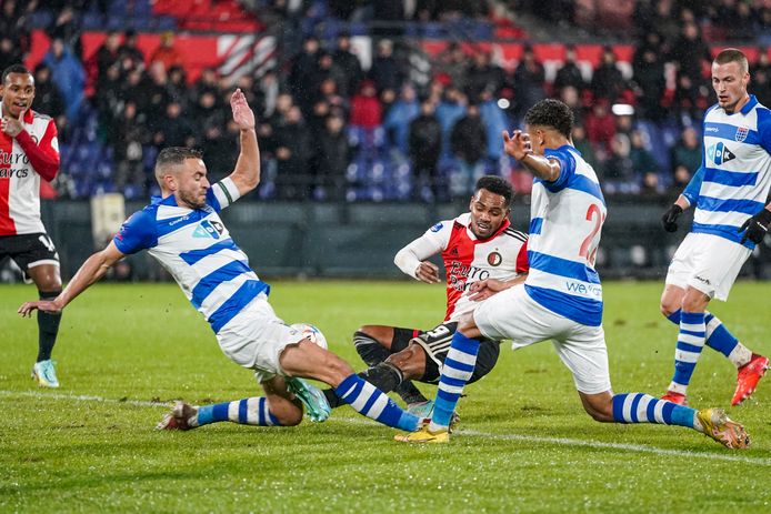 Bram van Polen blokt een schot van Danilo, die desondanks een trefzekere avond kent in De Kuip.