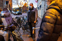 Wim Kwaks is beveiliger in het centrum van Kaatsheuvel om ondernemers te ondersteunen.
In gesprek met jongeren die net hun fiets en scooter gepakt hebben.