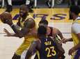 LeBron helpt Lakers met wanhoopsschot alsnog aan plaats in play-offs NBA