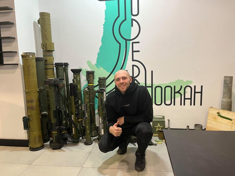 Stanislav Sjamilov in zijn hookah-shop tussen de door hem verzamelde munitie.
 Beeld Michiel Driebergen