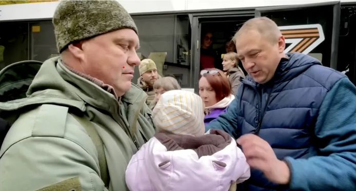 Het Russische parlementslid Igor Kastjoekevitsj, links in militaire kleding, haalt Oekraïense kinderen uit het tehuis in Cherson.