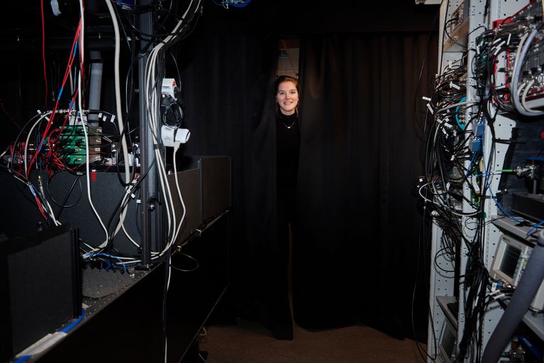 La fisica Sophie Hermans nel laboratorio dell'istituto di ricerca QuTech, dove lei e i suoi colleghi hanno trasmesso per la prima volta informazioni su una rete quantistica rudimentale.  Niels Stomps Statuetta
