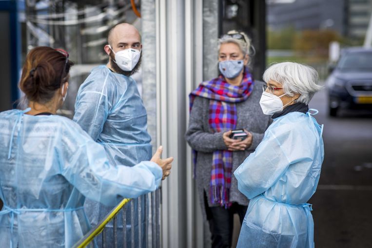 Medewerkers van de GGD in overleg bij de teststraat.  Beeld Marcel van Hoorn / ANP