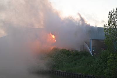 Grote brand in loods: houd ramen en deuren gesloten. #nieuws #dronten