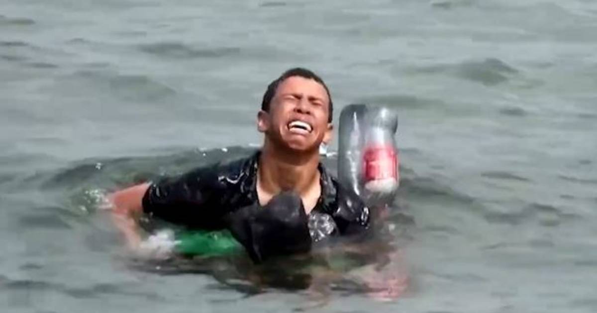 Attache A Des Bouteilles En Plastique Un Jeune Migrant Rejoint La Plage De Ceuta A Bout De Forces Monde 7sur7 Be