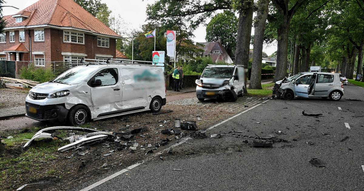 Zwaargewonde bij botsing auto met geparkeerde bestelbussen in Tilburg, twee inzittenden gewond.