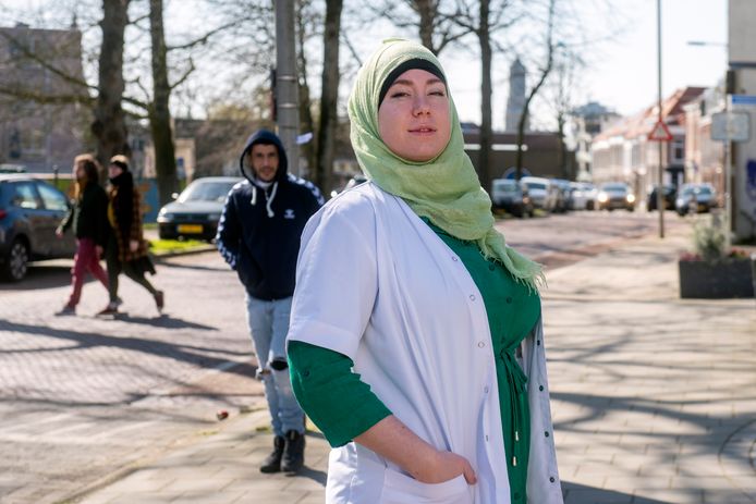 Chantal van Emden uit Arnhem werkt in de thuiszorg. Bij kwetsbare ouderen treft ze geregeld huiskamers vol visite. ,,Dat die familieleden het leven van hun vader en of moeder aan hun laars lappen is al erg genoeg. Maar ik moet ook naar andere cliënten.”