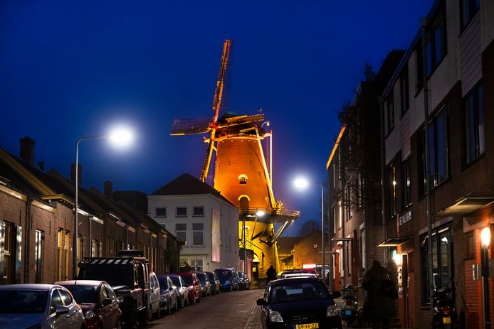 Om meer aandacht voor geweld tegen vrouwen te vragen, kleuren verschillende gebouwen wereldwijd oranje. Zo ook molen De Kroon op Klarendal. Hier vanuit de Catharijnestraat.