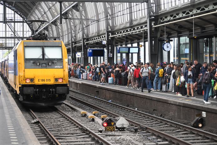 Een Intercity arriveert direct op Amsterdam CS.  De hogesnelheidslijn kampt momenteel met veel vertragingen