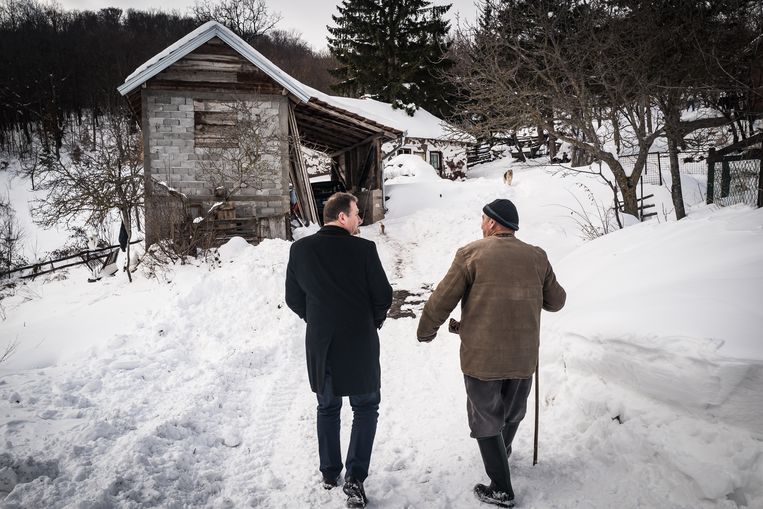 Petrušić Milutin loopt met Nebojša Arsić naar zijn huis in Putinovo. Beeld 