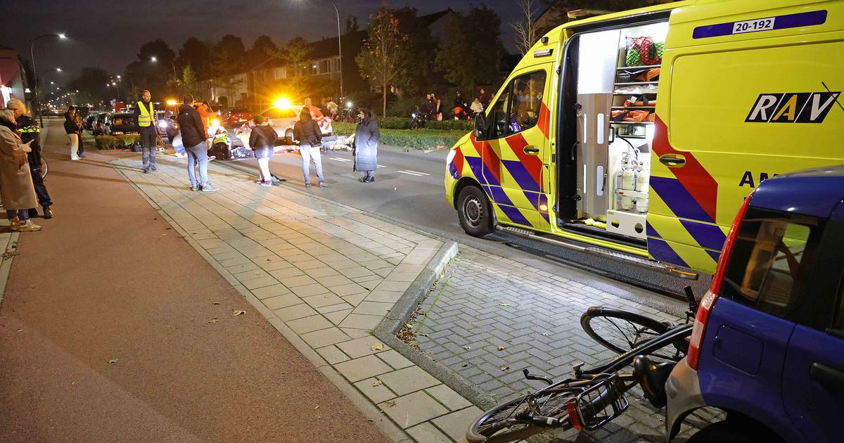 Zwaargewonde bij botsing tussen fiets en auto in Waalwijk, fietsster wilde oversteken.