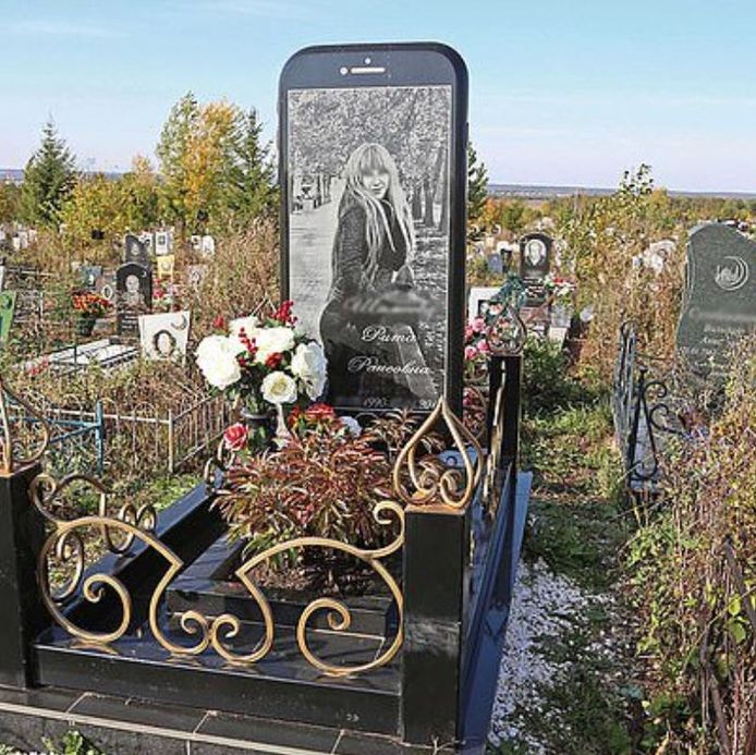 De grafsteen in de vorm van een iPhone.
