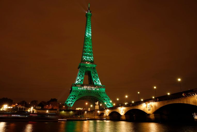 Om het klimaatverdrag te vieren werd de Eiffeltoren groen uitgelicht. Beeld EPA