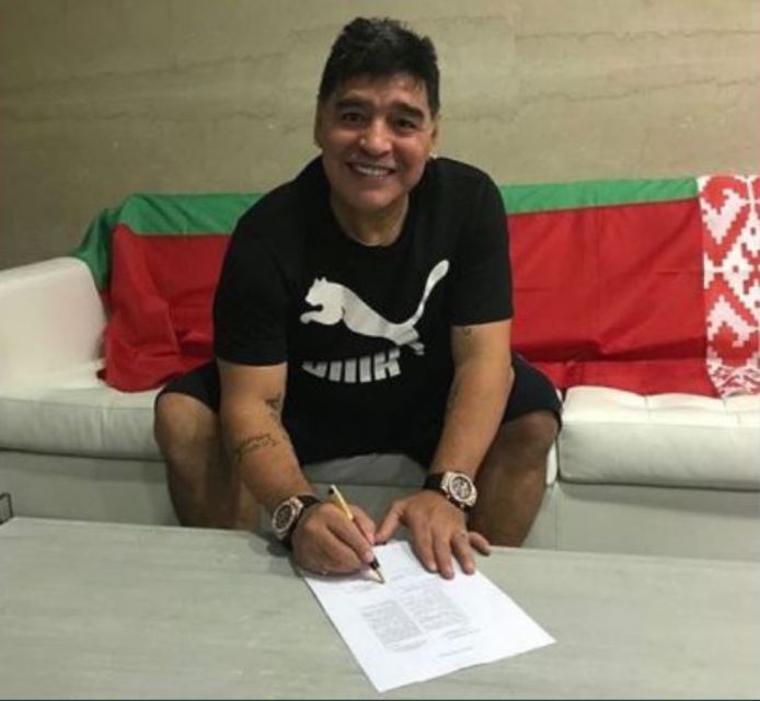 Diego Maradona ondertekent zijn contract bij Dinamo Brest.