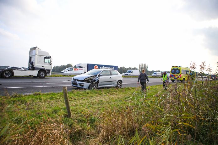 Een auto is op de A28 bij Nijkerk op een vrachtwagen gebotst. Het ongeval zorgde voor files in beide richtingen.