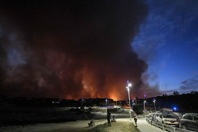 Drie Franse campings ten westen van Marseille ontruimd wegens felle brand.