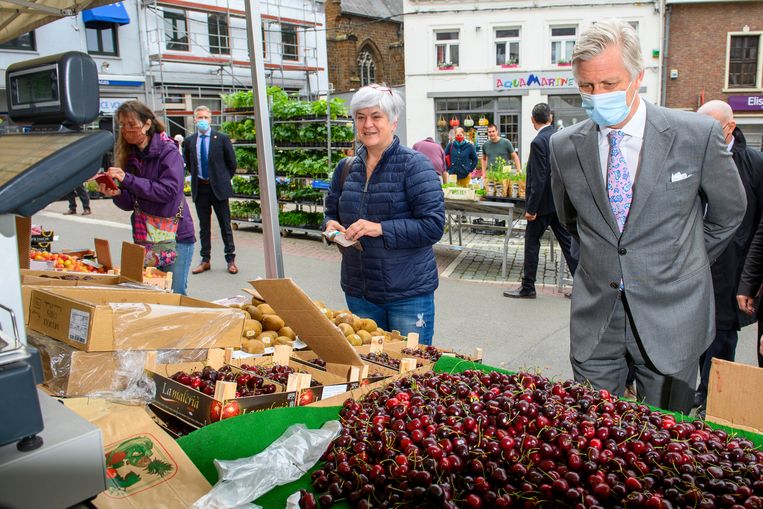 Op een markt in Waver - met mondmasker, zonder geld. Beeld Photo News
