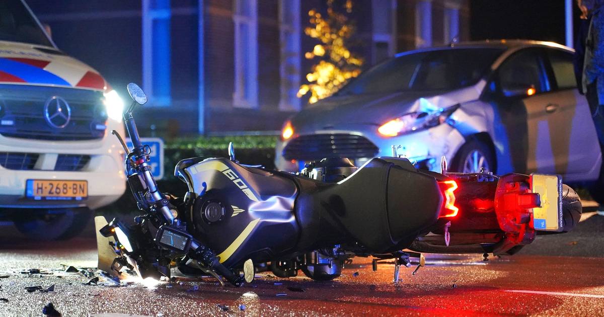 Motorrijder gewond na botsing met auto in Dongen.