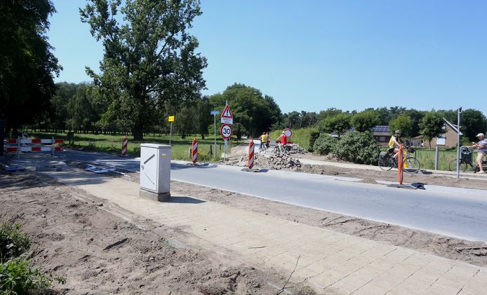 Een sta-in-de-weg op een fietspad in Helvoirt. Gelukkig is dat fietspad nog niet in gebruik. De gemeente lost het probleem op na de zomervakantie.