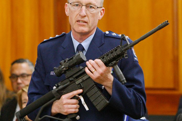 Archiefbeeld, inspecteur Mike McIlraith toont in Wellington een geweer van het type AR-15. Dat is vergelijkbaar met een van de wapens die de schutter in Christchurch gebruikte.