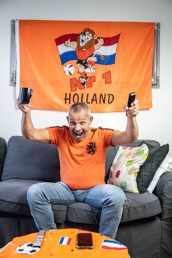 Meindert staat midden in nacht op om zijn dochter te zien voetballen ...